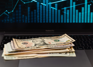 Dólar recua com alívio geopolítico e petróleo em queda Dólar recua com alívio geopolítico e petróleo em queda