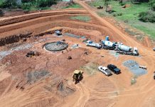 Itaquiraí avança obra da estação de tratamento de esgoto O município de Itaquiraí registrou mais um avanço importante na área de saneamento básico. Neste sábado (14), a obra da Estação de Tratamento de Esgoto (ETE) entrou em nova fase, com a concretagem da base estrutural que sustentará o sistema responsável pelo tratamento de resíduos da cidade. A execução dessa etapa marca um progresso significativo no cronograma do projeto. Visto que o saneamento é um dos principais desafios de cidades em expansão, a iniciativa busca modernizar a infraestrutura urbana e ampliar a qualidade de vida da população. Além do mais, investimentos em saneamento refletem diretamente em indicadores sociais. Estudos apontam que a ampliação da coleta e tratamento de esgoto reduz doenças e melhora as condições ambientais. Obra de saneamento fortalece saúde e meio ambiente A nova ETE terá como função tratar adequadamente o esgoto coletado na área urbana antes de devolvê-lo ao meio ambiente. Esse processo reduz a carga de poluentes despejados em rios e no solo. Com isso, o município passa a contar com um sistema mais eficiente. A estrutura ajuda a evitar a contaminação de lençóis freáticos e cursos d’água, além de preservar recursos naturais. Além disso, o impacto na saúde pública tende a ser significativo. A ausência de tratamento adequado do esgoto está associada à proliferação de doenças infecciosas. Portanto, a obra contribui diretamente para a prevenção sanitária. Contudo, especialistas destacam que obras desse porte exigem manutenção contínua. A eficiência do sistema depende tanto da construção quanto da gestão adequada ao longo do tempo. Gestão municipal acompanha execução da obra Durante o avanço da obra, o prefeito Thalles Tomazelli esteve presente no local para acompanhar os trabalhos. Ele também dialogou com as equipes técnicas responsáveis pela execução. A participação direta da gestão municipal reforça o acompanhamento das etapas. Visto que obras públicas frequentemente enfrentam atrasos em diferentes regiões do país, a fiscalização constante tende a garantir maior eficiência. Além do mais, o projeto conta com apoio institucional da Câmara Municipal de Vereadores e do Governo do Estado. Essa parceria evidencia a articulação entre diferentes níveis de poder para viabilizar investimentos estruturais. Investimento em infraestrutura e desenvolvimento local A construção da ETE integra um conjunto de ações voltadas ao desenvolvimento urbano de Itaquiraí. Municípios que investem em saneamento tendem a atrair novos empreendimentos e melhorar sua competitividade regional. Além disso, o avanço da obra demonstra uma abordagem focada em infraestrutura básica. Em vez de priorizar apenas medidas pontuais, a gestão aposta em soluções estruturantes, que geram impactos duradouros. Porém, especialistas ressaltam que o Brasil ainda enfrenta déficit significativo em saneamento. Segundo dados do setor, milhões de brasileiros não têm acesso ao tratamento de esgoto.