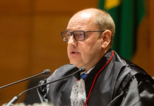 Governador interino do RJ triplica salários com diárias de viagem Governador interino do RJ dobra salário com viagens para a Europa